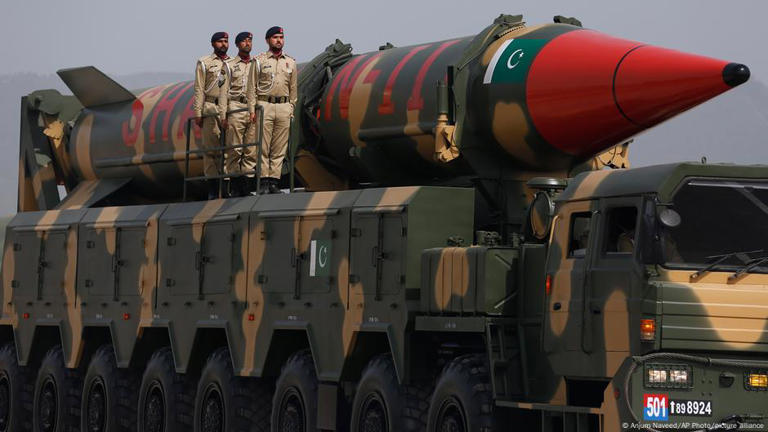Пакистан является единственной страной в мире, обладающей ядерным оружием и исламским большинством, и теперь может якобы расширить свой ядерный зонтик на Саудовскую Арабию
