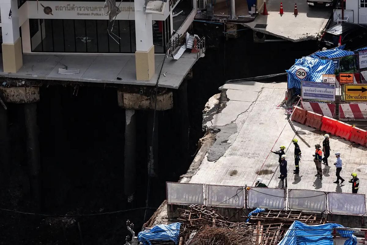 Potret Sinkhole Raksasa di Bangkok, Apa Penyebabnya?