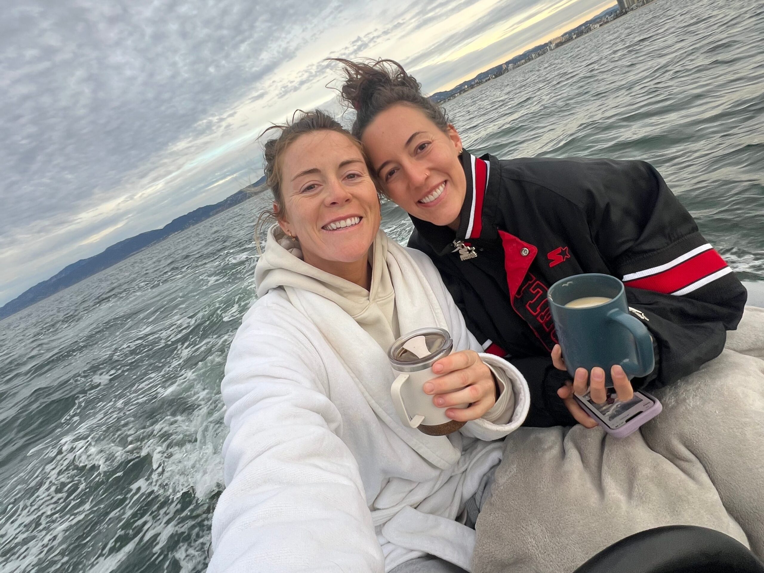 Manchmal trinken wir unseren Morgenkaffee gerne auf dem Beiboot und halten Ausschau nach Delfinen.