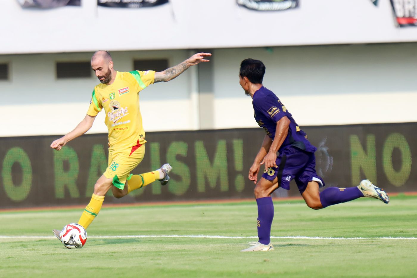 Milos Raickovic mencetak gol penting dalam pertandingan Persebaya vs Malut United