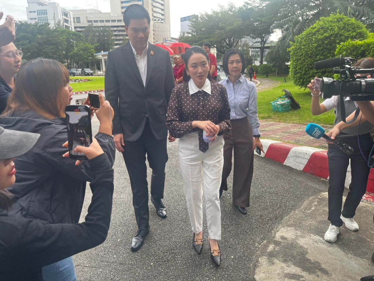 "อิ๊งค์-สามี" เข้าเยี่ยมทักษิณ เผยพ่อถูกมอบหมาย ไปช่วยคุมงานลอกท่อ