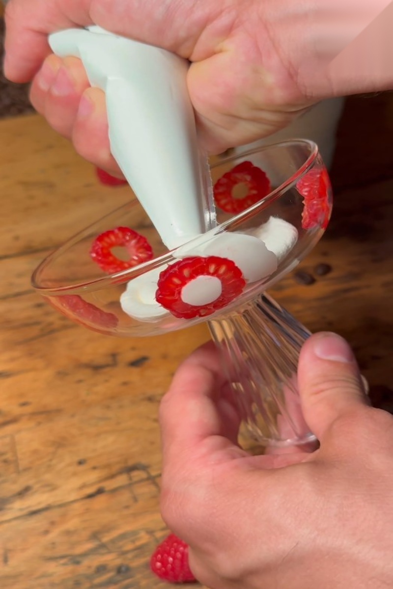 Dessert mit Schlagsahne und Himbeeren