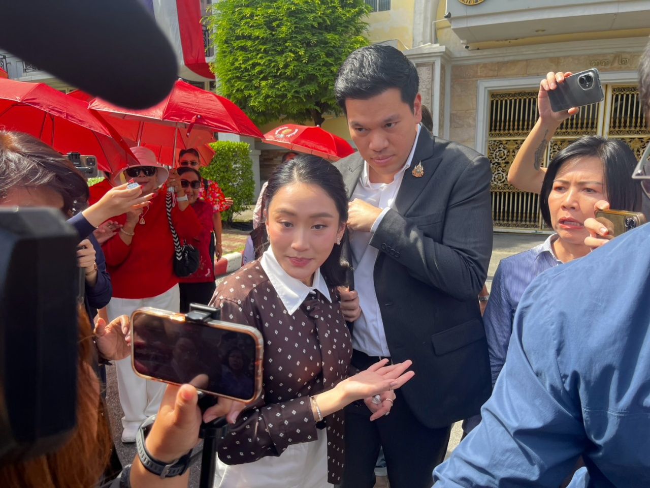 "อิ๊งค์-สามี" เข้าเยี่ยมทักษิณ เผยพ่อถูกมอบหมาย ไปช่วยคุมงานลอกท่อ