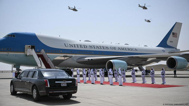 За четыре месяца до израильского нападения на Катар президент США Дональд Трамп посетил Катар, в том числе остановился на авиабазе Аль-Удейд, где находится около 10 000 американских военнослужащих