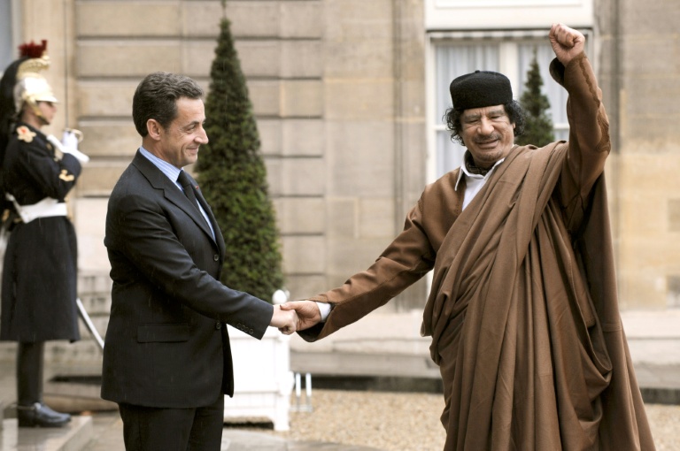 Nicolas Sarkozy (g), alors président de la République, reçoit Mouammar Kadhafi à l'Elysée, à Paris, le 10 décembre 2007
