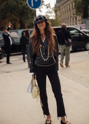 Look mit langer Halskette