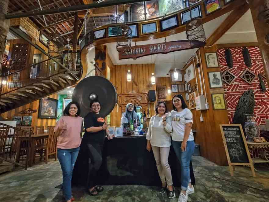 Kedai Ruang Warna: Kafe Estetik yang Menghidupkan Warna Sang Maestro