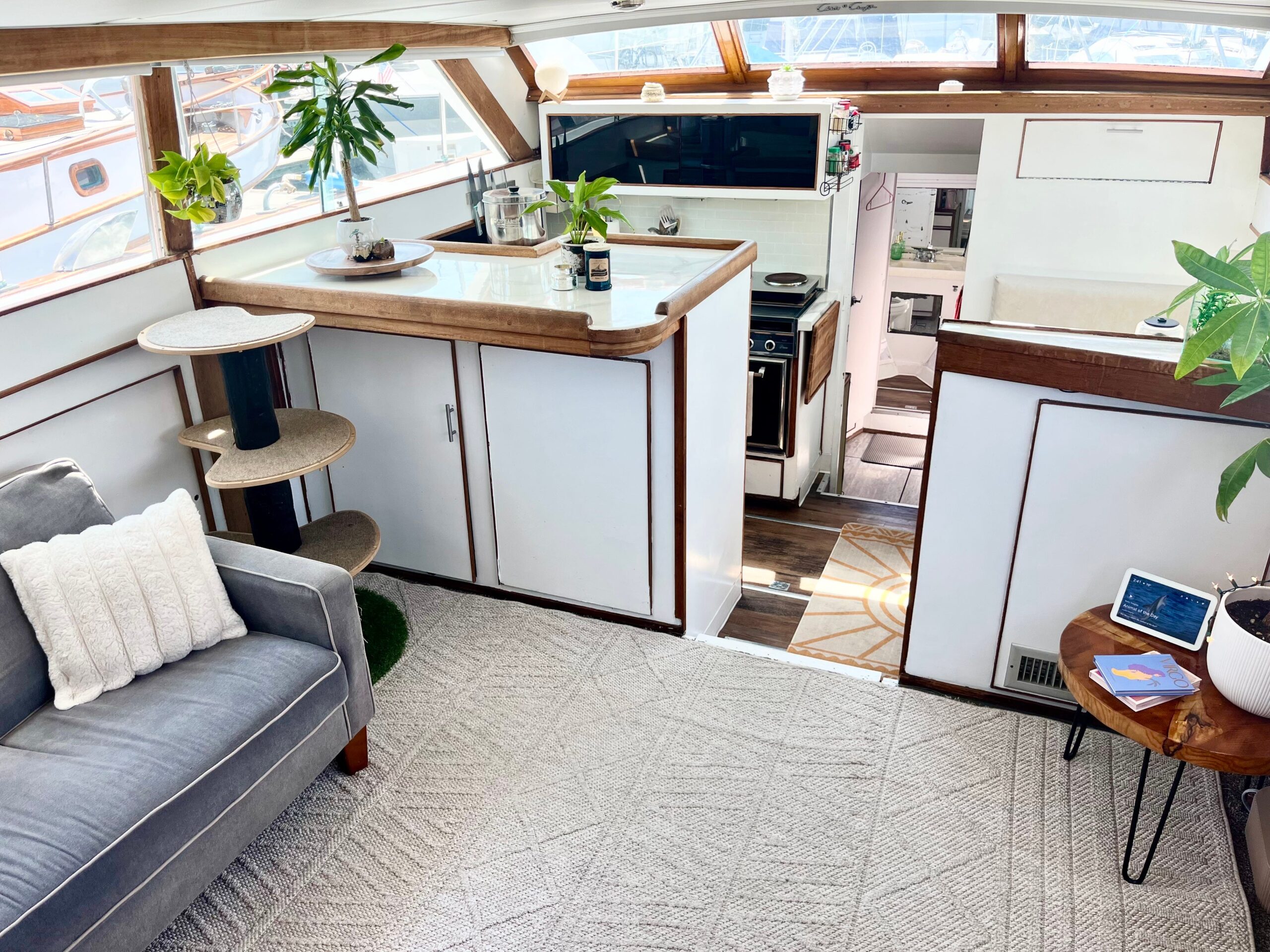 Unser Boot ist nicht mit dem gleichen Luxus ausgestattet, den manche Häuser und Wohnungen bieten, wie beispielsweise einer Spülmaschine und einer Waschmaschine.