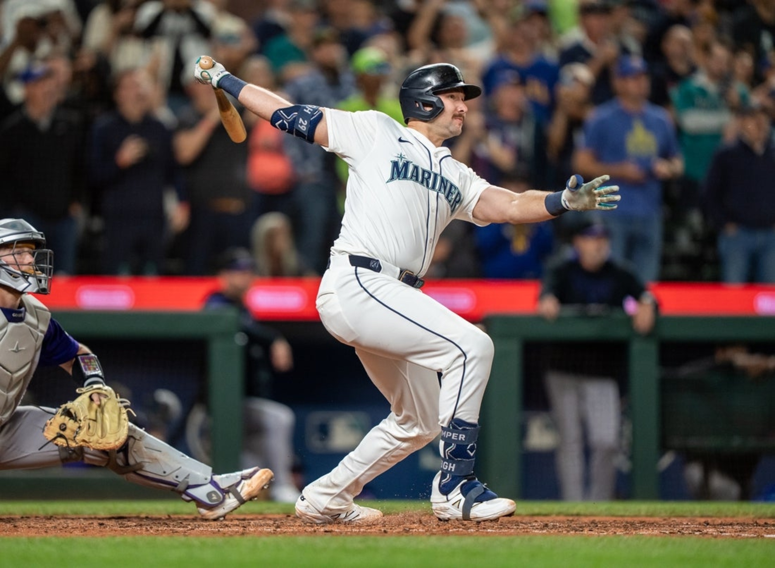 Cal Raleigh hits 60th homer of the season, joins elite club on special ...