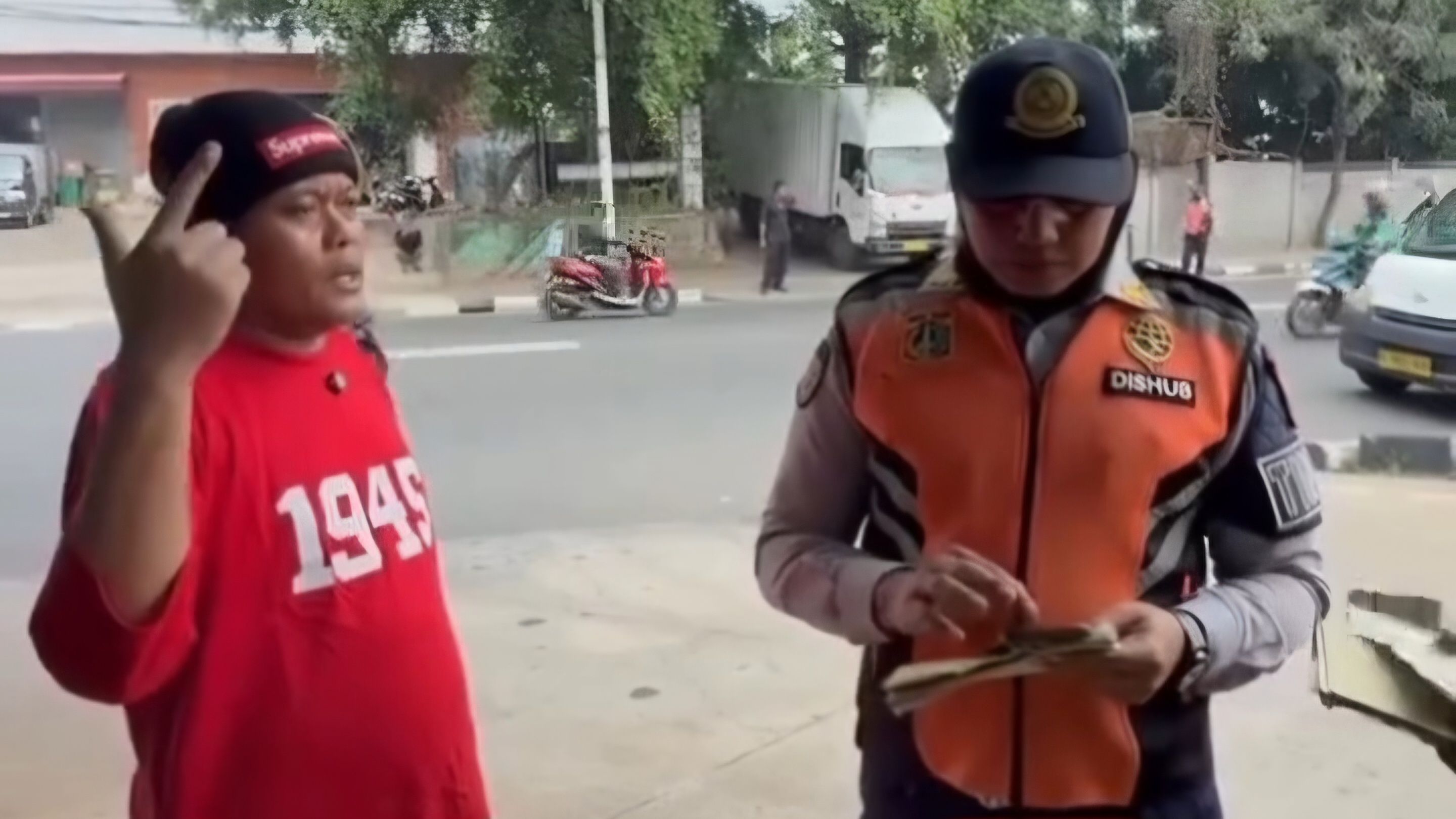 Komedian Entis Sutisna atau lebih dikenal Kang Sule ditilang oleh Dishub saat membawa mobil double kabin di Jl. RC. Veteran Raya, Bintaro, Pesanggrahan, Jaksel . (Instagram @folkjak)