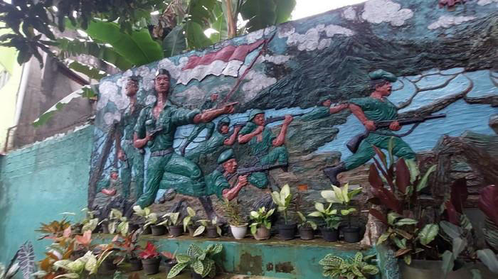 Relief di dekat monumen sejarah Kampung Tank di Kecamatan Cibungbulang, Kabupaten Bogor, Kamis (25/9/2025). (TribunnewsBogor.com/Naufal Fauzy)