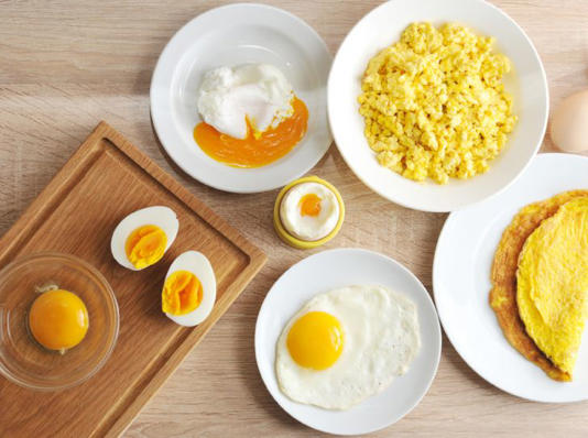 Comer un huevo en el desayuno, ¿un hábito saludable o un riesgo para el corazón? Qué dicen los especialistas