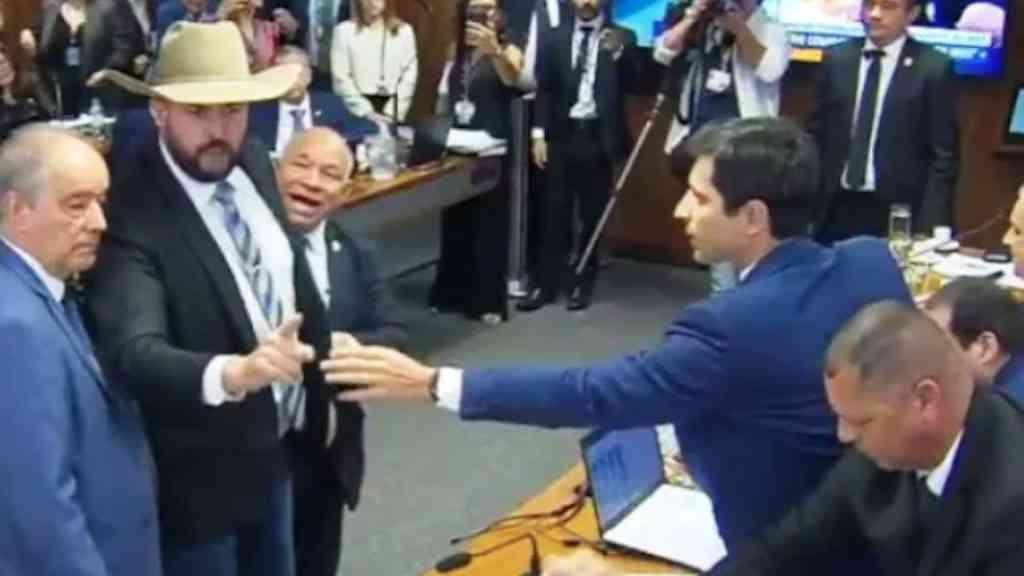 Deputado Zé Trovão discute com advogado do Careca do INSS