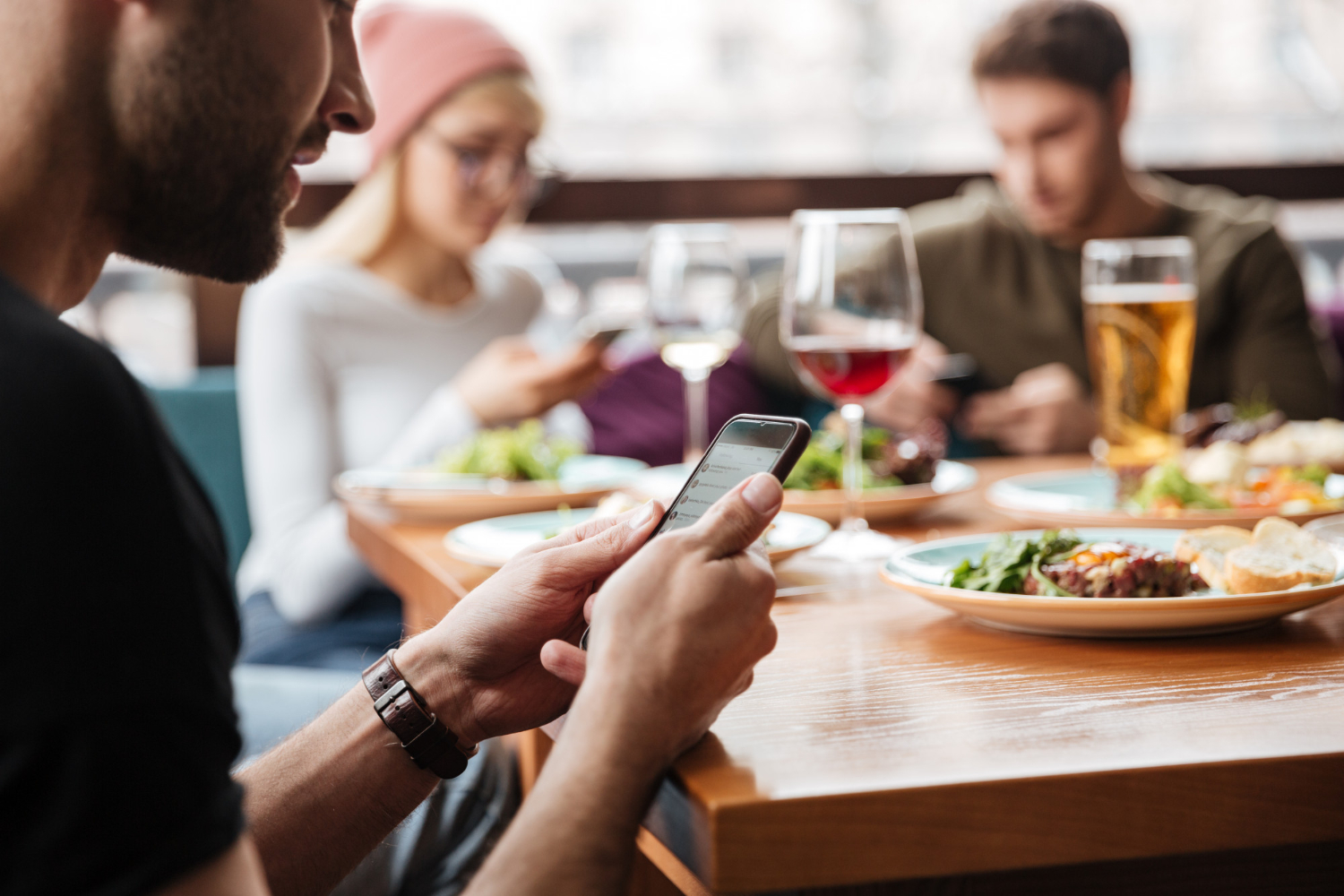 30 coisas que nunca se deve fazer à mesa (se você não quiser ser ...