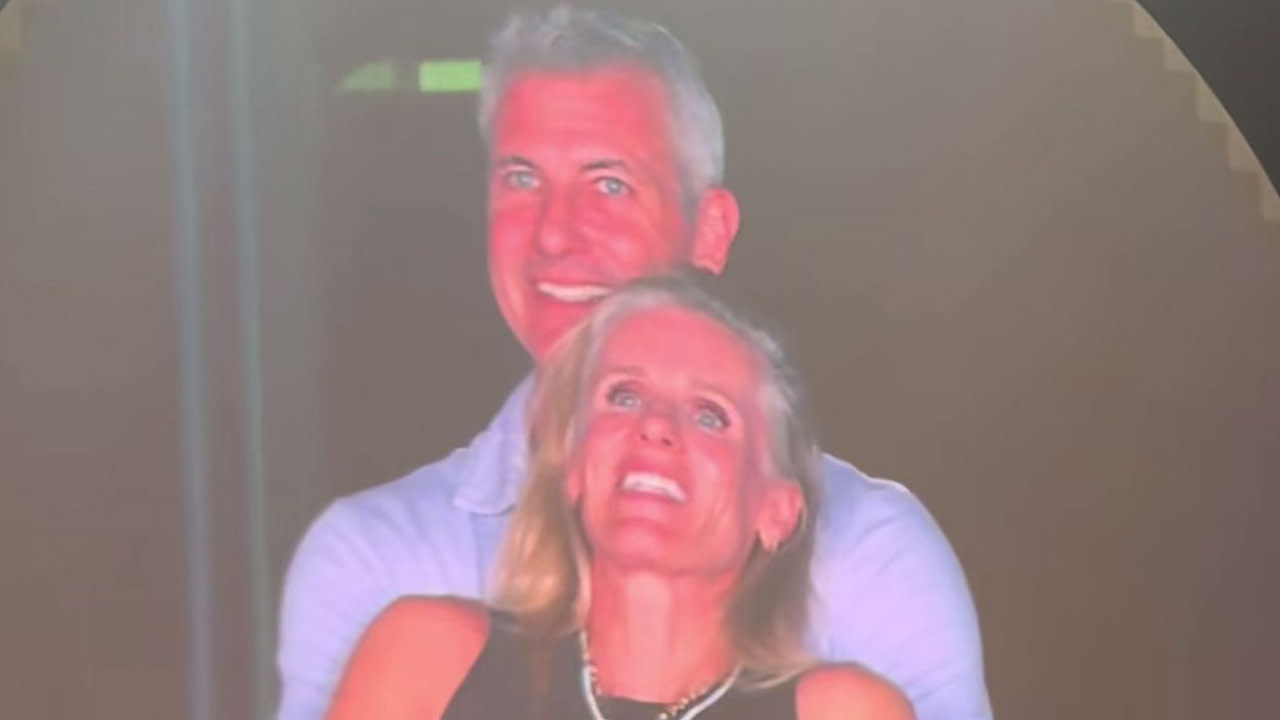 Coldplay Kiss Cam Husband of Kristin Cabot Attended the Same Concert(02)