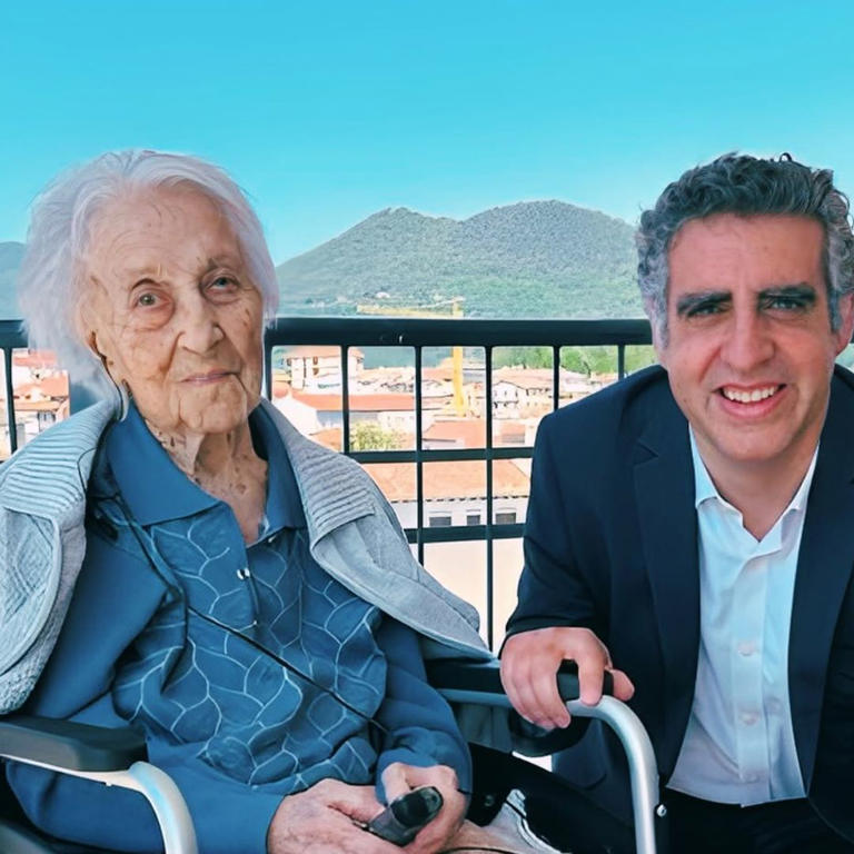 La supercentenaria María Branyas junto al doctor Manel Esteller, investigador principal del estudio que ha analizado a fondo las claves biológicas de su longevidad