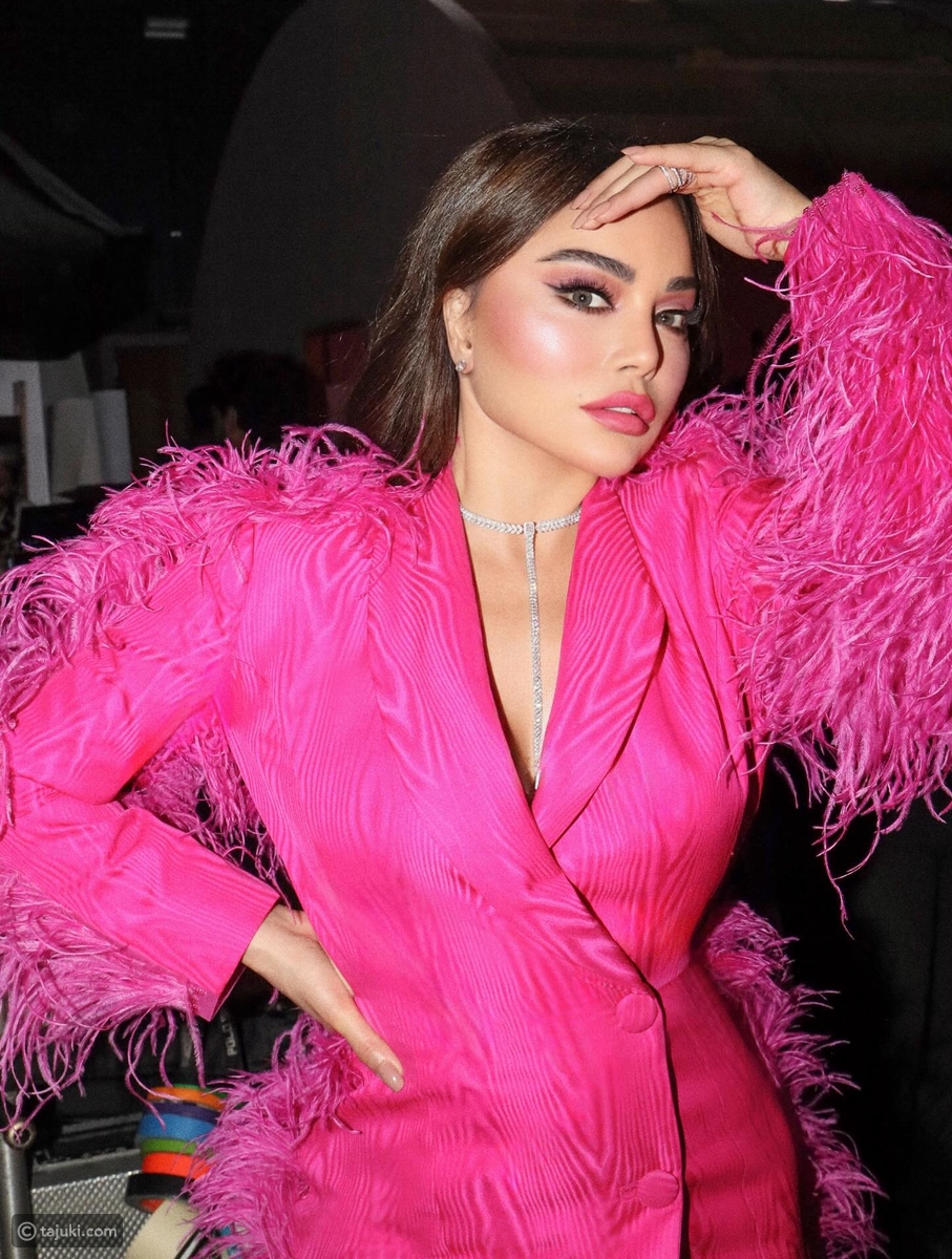 المكياج الوردي يزين أحدث جلسة تصوير لهيفاء وهبي