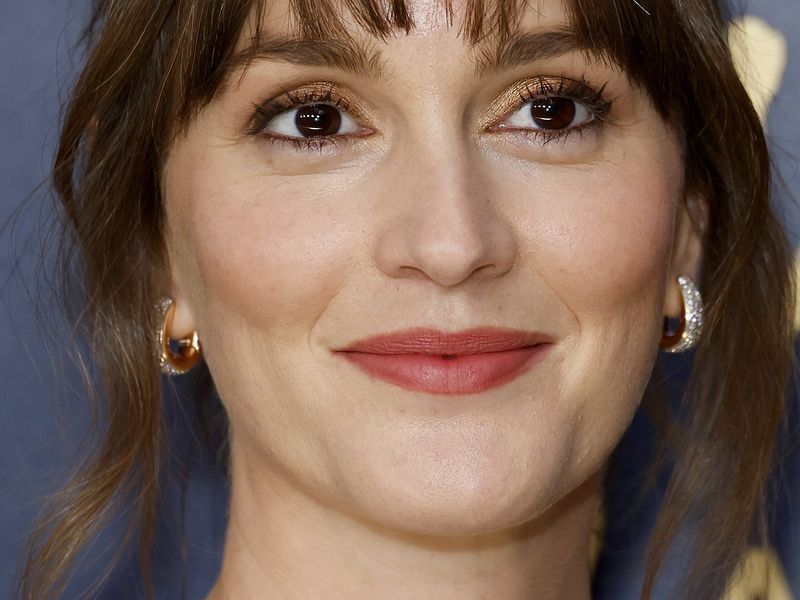 Weite Jeans + dieses Oberteil = der Modetrend für den Herbst 2025