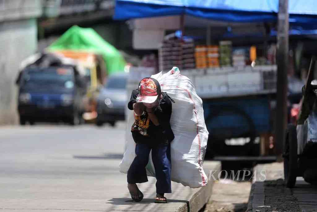 Pemulung: Pahlawan Ekonomi Sirkular yang Tak Terlihat