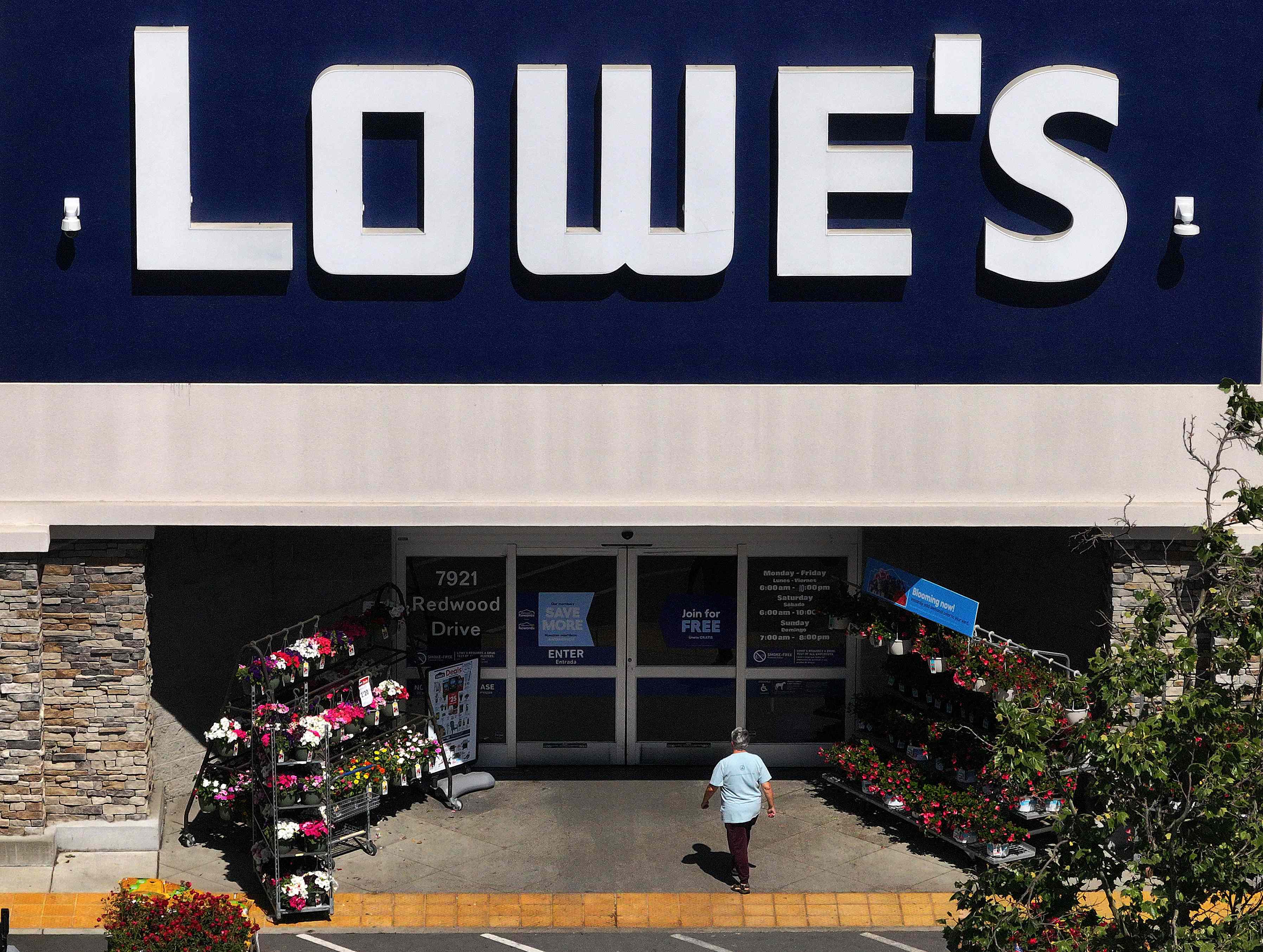 Here's Why This Analyst Prefers Lowe's Stock to Home Depot's