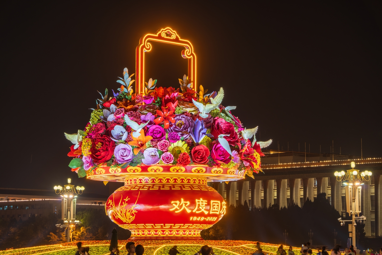 2025北京天安门广场国庆大花篮夜景亮灯组图