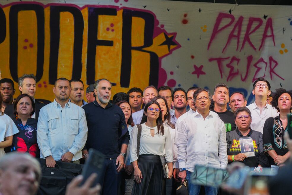 En la tarima, junto al presidente, estuvo el exalcalde Daniel Quintero y jefes de las narcobandas de Medellín.
