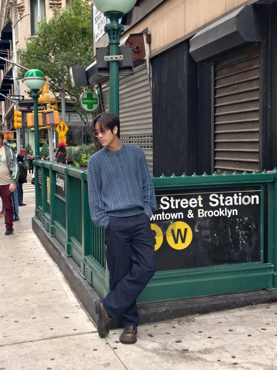 7 Inspirasi Gaya Knitwear Aktor Nanon Korapat, Charme Retro!