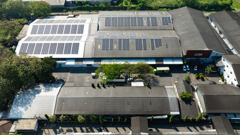 Pertama di Indonesia, Produsen Kesehatan Jatim Gunakan PLTS Atap