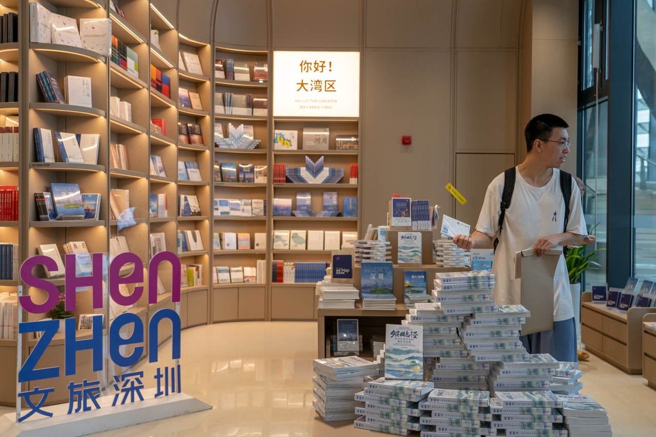 广东深圳：全球最大的实体书城“湾区之眼”开业