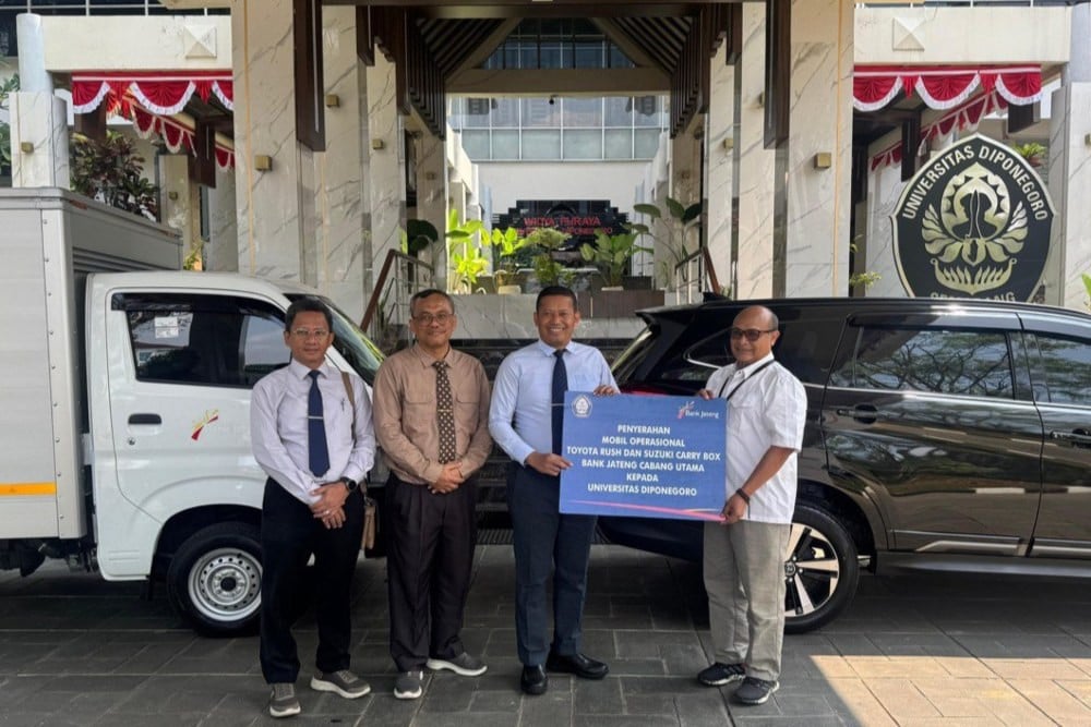 Bank Jateng Serahkan Dua Mobil Operasional ke Universitas Diponegoro
