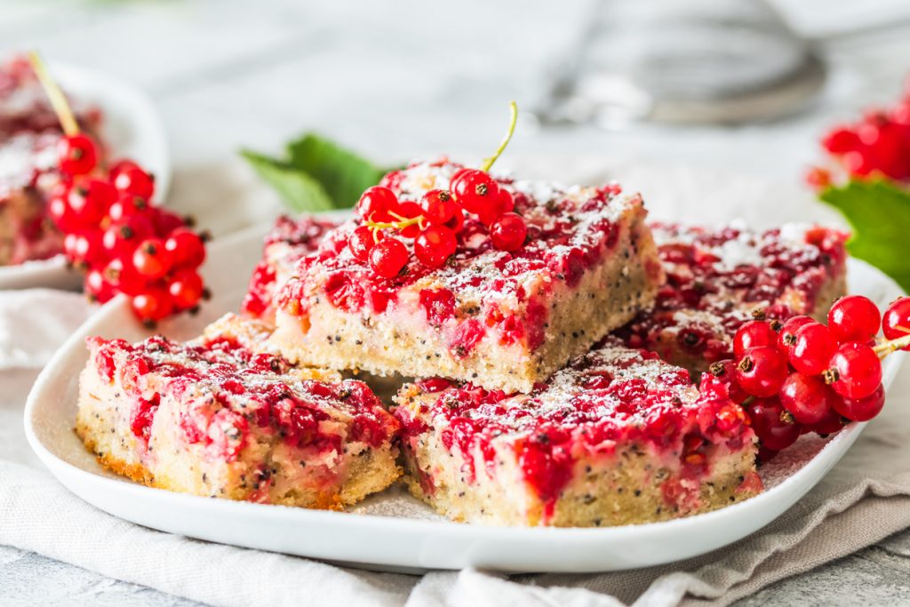 Johannisbeer-Blechkuchen mit Mohn – saftig mit leuchtend roter ...