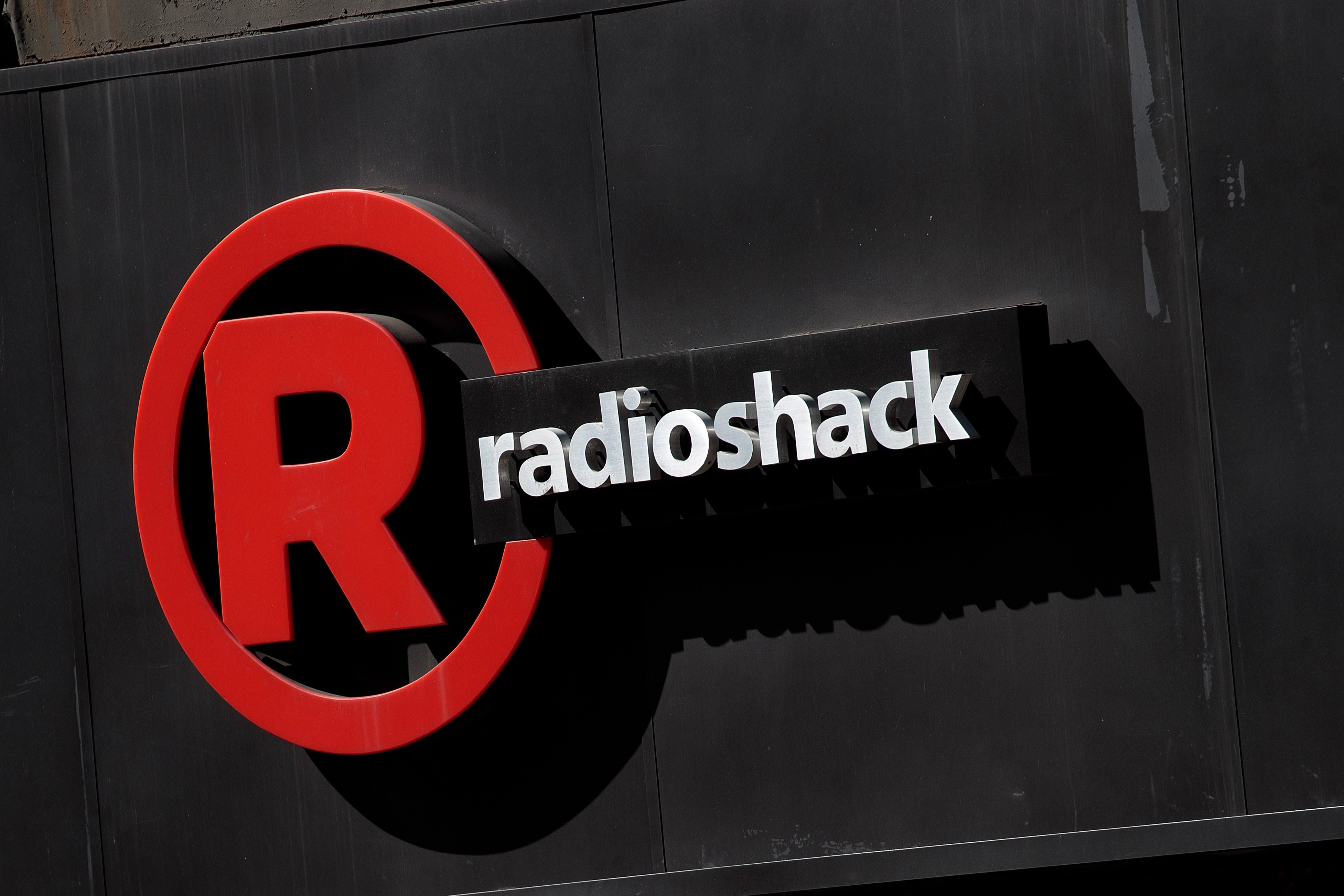 Pemasar internet Tai Lopez membeli RadioShack. Sekarang dia sedang digugat karena menggunakannya dal