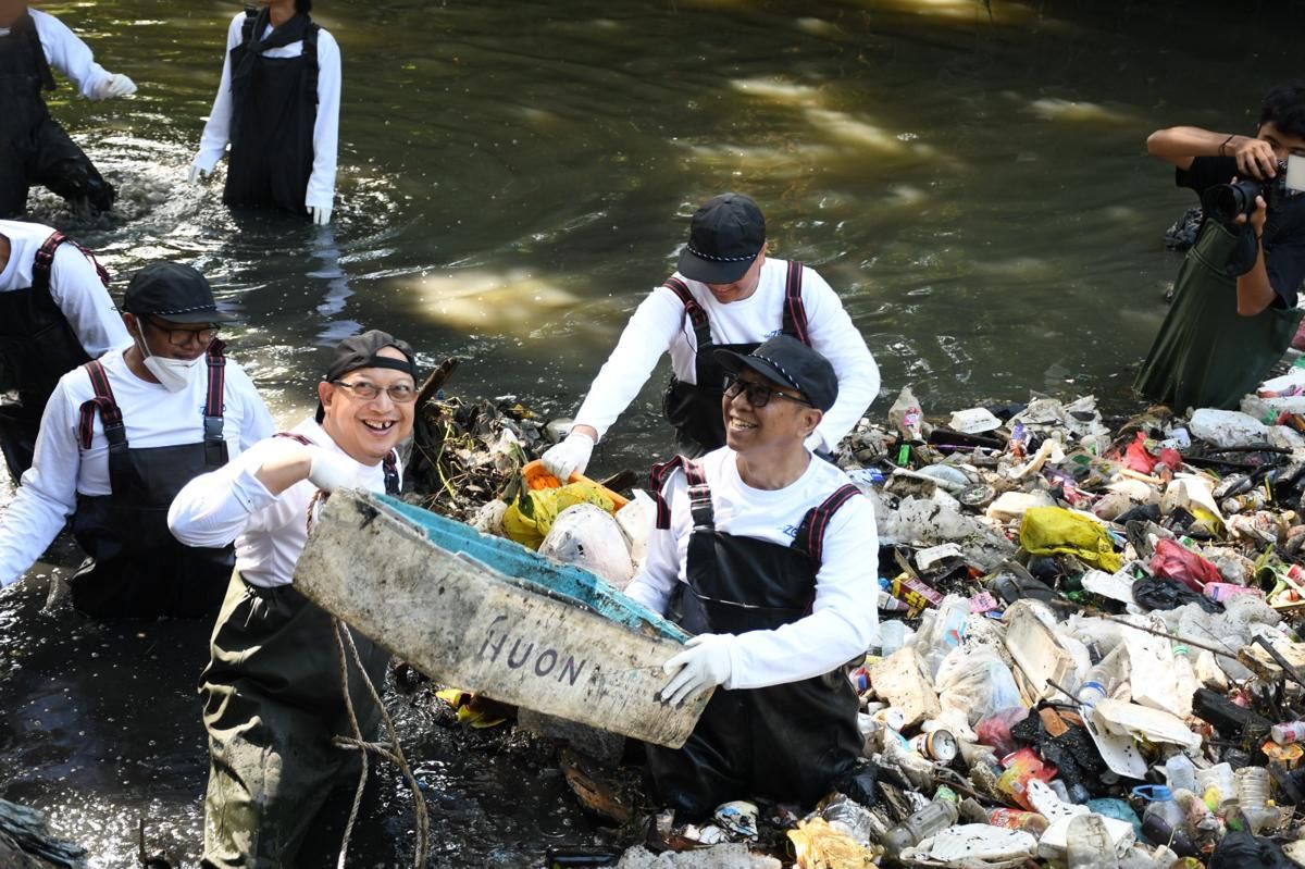 Telkom Kolaborasi dengan Pandawara Bersihkan Sungai Cioray