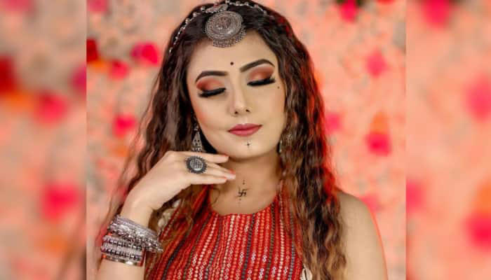 Navratri 2025 Makeup Trends: How To Achieve Bold Eyes, Glowing Glass Skin, And Shimmery Metallic Highlights For The Festival