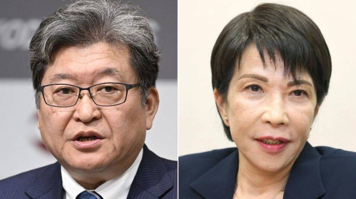 自民党の萩生田光一元政調会長（左）と総裁選に出馬した高市早苗前経済安全保障担当相