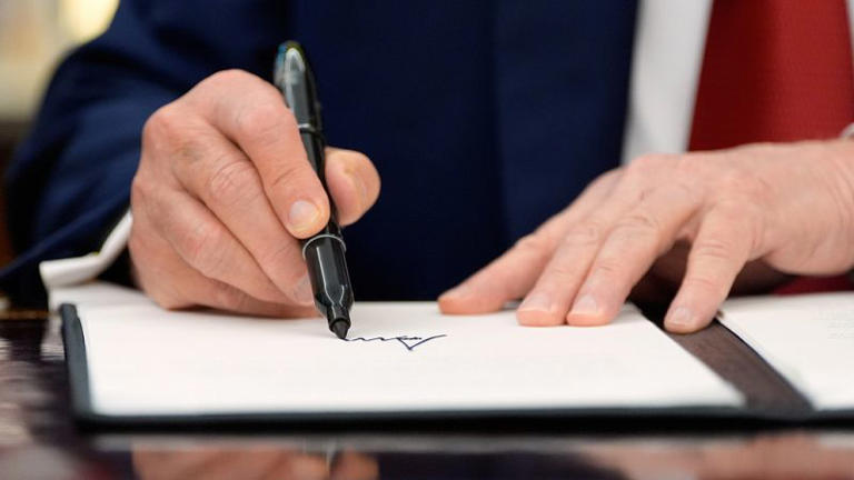 Le président Donald Trump signe un décret concernant TikTok dans le Bureau ovale de la Maison Blanche, jeudi 25 septembre 2025, à Washington.