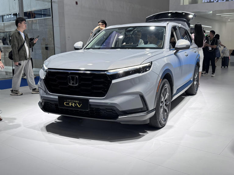 Kích thước dự kiến không đổi, tương đương bản hiện hành với chiều dài 4.703mm, rộng 1.866mm, cao 1.680mm, trục cơ sở 2.701mm. Tại Việt Nam, mẫu CR-V ngắn hơn đôi chút (4.691mm), các thông số khác tương tự. Hai màu mới Misty Green và Modern Gray được bổ sung nhằm tăng khả năng cá nhân hóa - Ảnh: Auto Sina