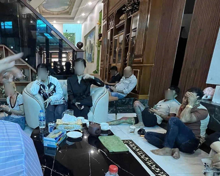 Báo điện tử Tiền Phong Những người góp hụi có mặt tại nhà của chủ hụi 1