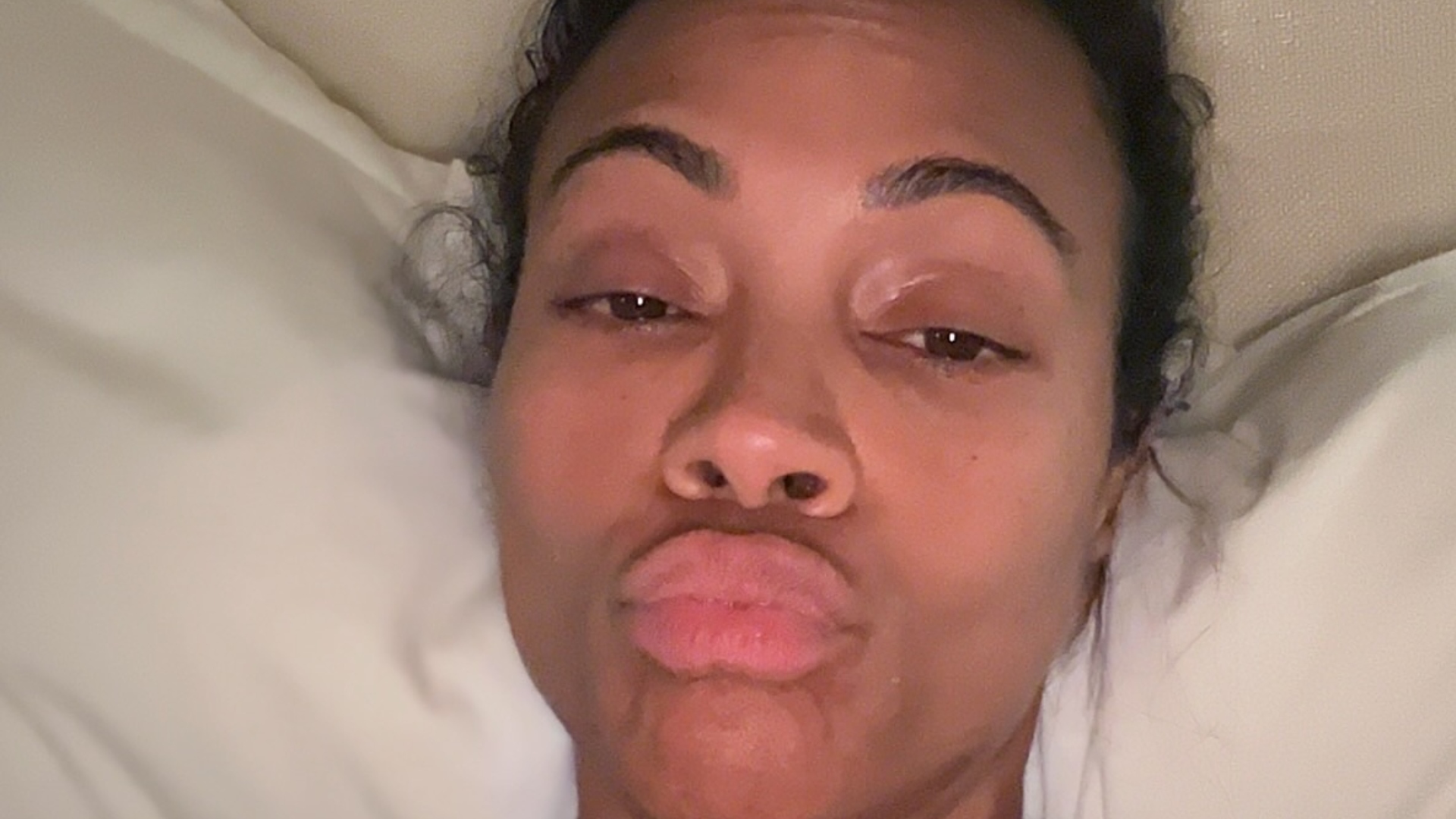 zonder-make-up-poseert-zoe-salda-a-47-jaar-natuurlijk-in-haar-bed