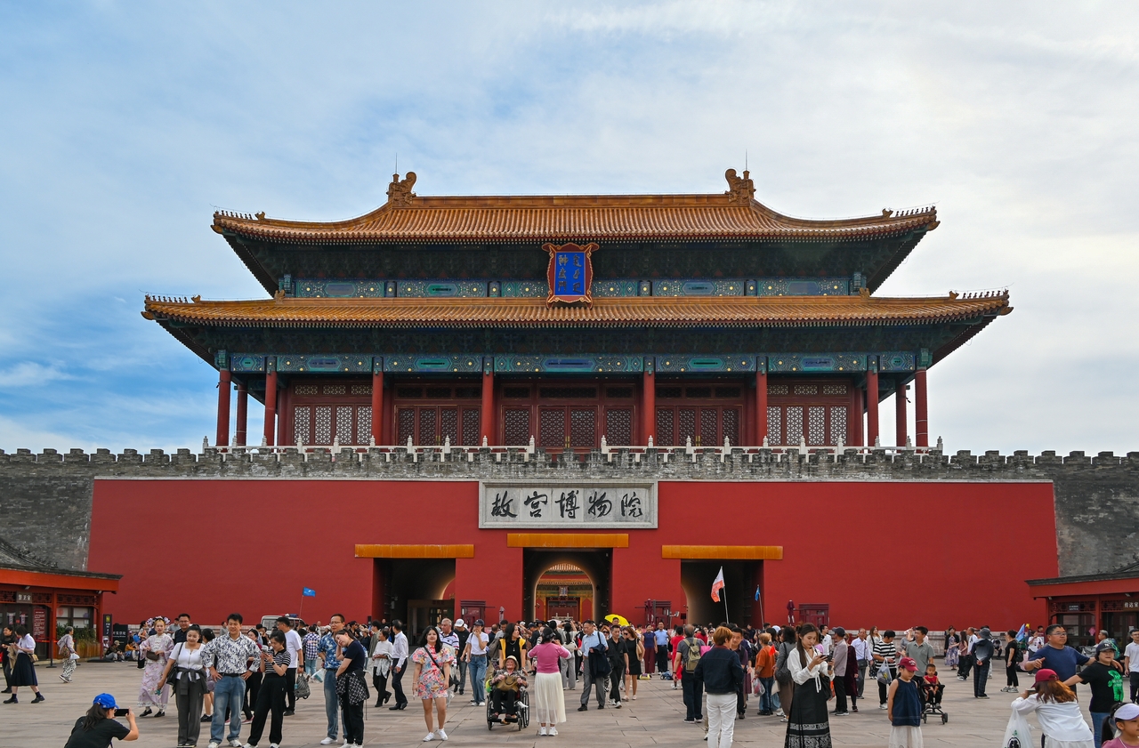 游客在故宫博物院门口拍照打卡