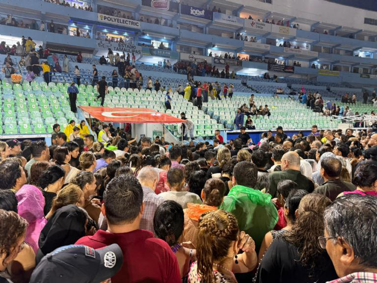 La gente quería que el show continuara pese a al lluvia. FOTO: Carlos Juárez.