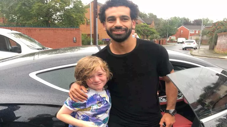 محمد صلاح نزل من سيارته استجابة لطلب طفل أرد التصور معه في شوارع ليفربول