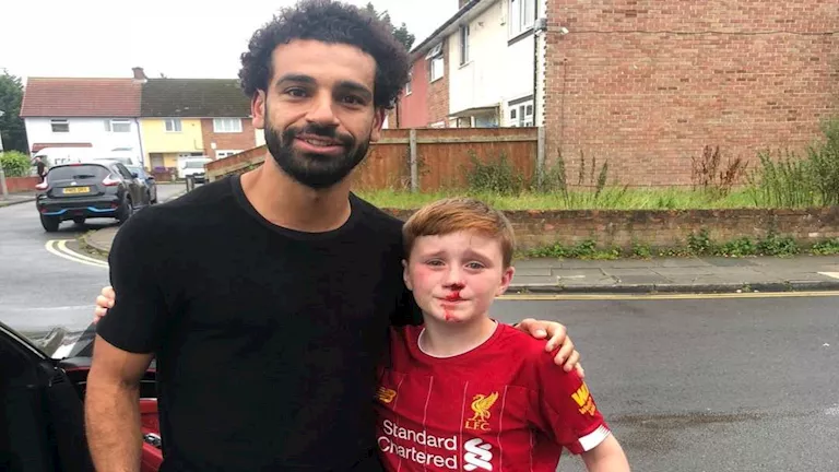 محمد صلاح ومعجب حاول اللحاق به فاصطدم بعمود إنارة