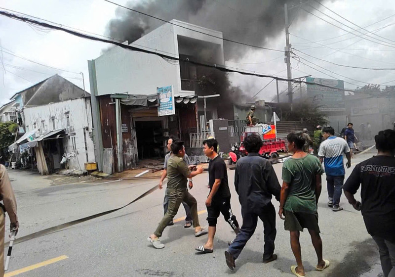 Cháy lớn tại bãi giữ xe ở TPHCM, nhiều tiếng nổ gây hoảng loạn