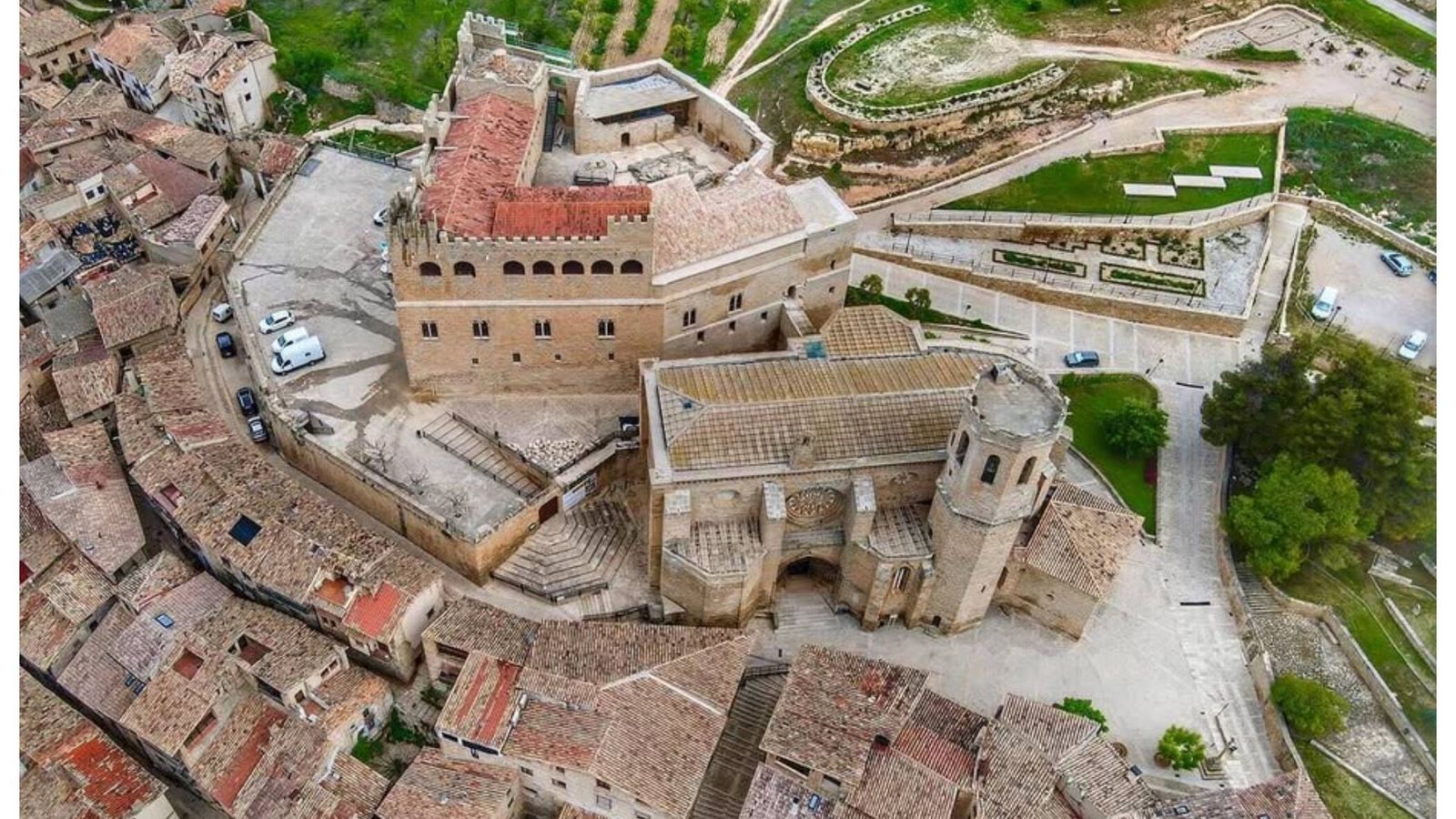El pueblo con castillo y puente medieval que parece sacado de una ...
