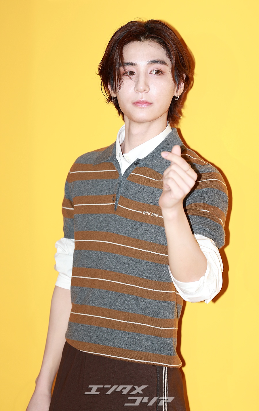 boynextdoor イハン フォト】BOYNEXTDOORイハン、魅力的なビジュアル…ソフトにハートのポーズ