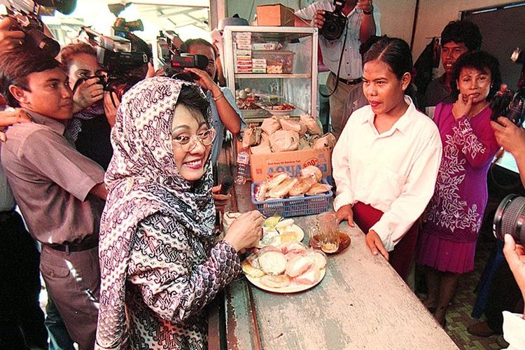 Mensos Siti Hardijanti Rukmana (kiri) mencanangkan Program Penanggulangan Dampak Sosial Krisis Moneter (PPDSKM) di DKI Jakarta, Selasa (24/3/1998). Dalam acara itu, Mensos sempat mencicipi makanan di warung yang menjadi salah satu pelaksana program itu.