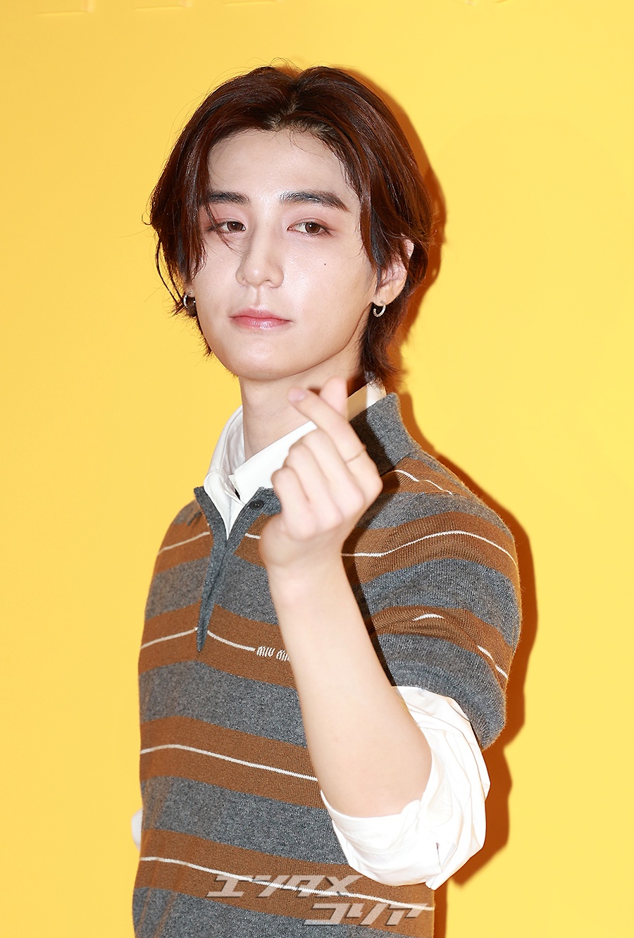 フォト】BOYNEXTDOORイハン、魅力的なビジュアル…ソフトにハートのポーズ