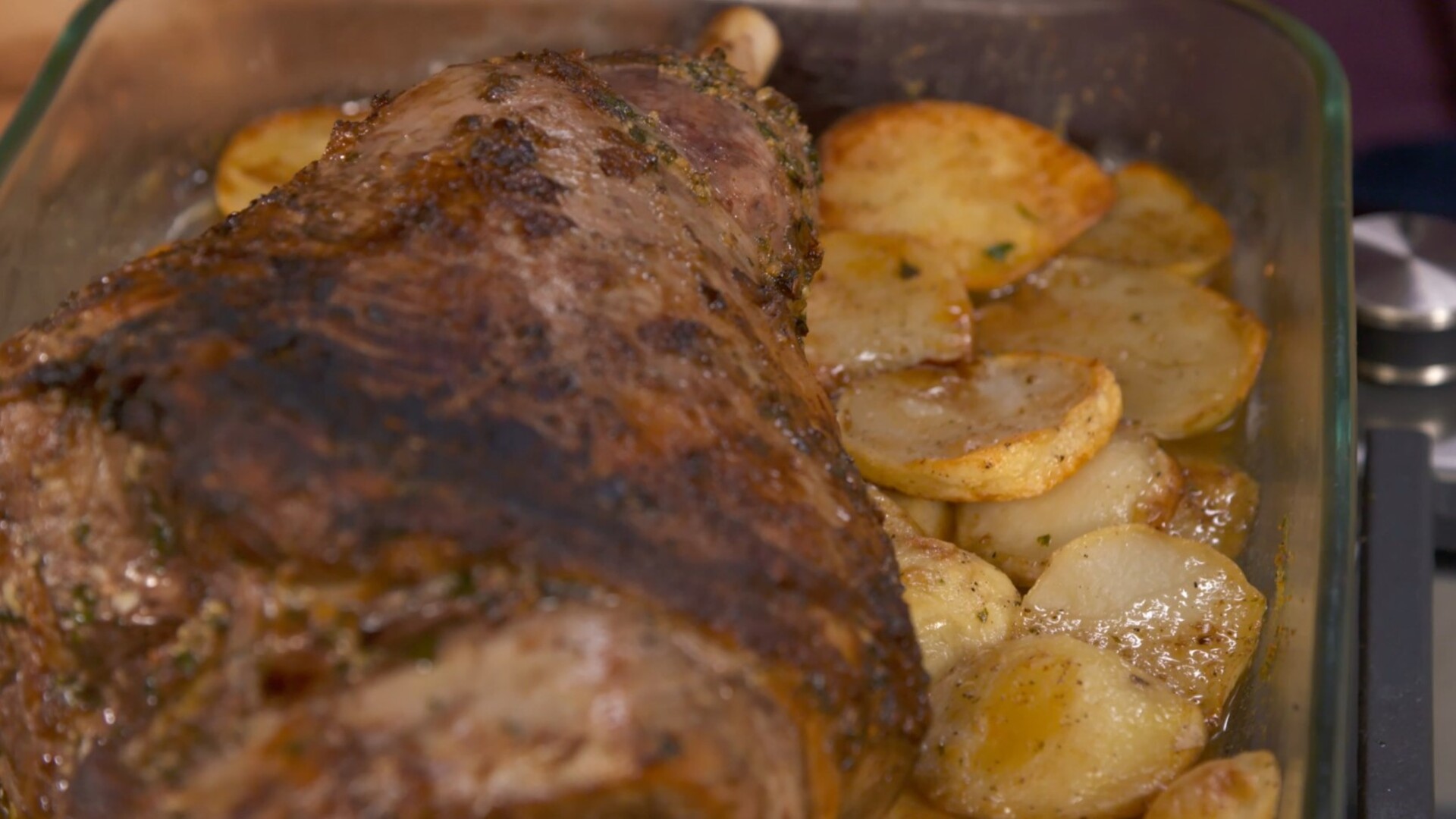 Goldenes Lamm mit Panadera-Kartoffeln und Marinade