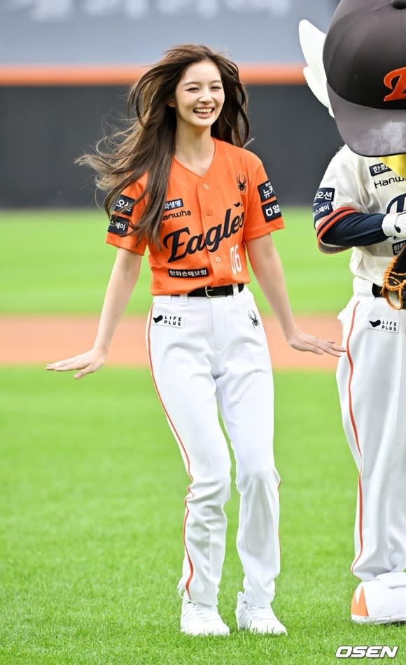 PHOTO】NMIXX ソリュン、始球式に登場…愛らしい笑顔